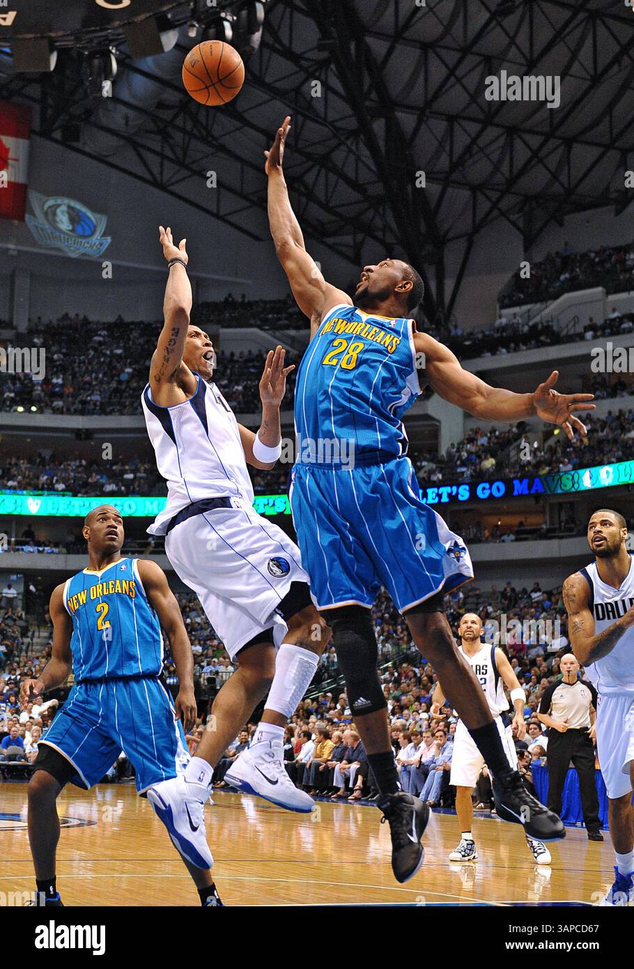 April 2011 Dallas, TX. Dallas Mavericks Small Forward Shawn Marion (0) fährt und schießt am 13. April 2011 im American Airlines Center in Dallas, Texas, während des NBA-Basketballspiels zwischen den New Orleans Hornets und den Dallas Mavericks über das New Orleans Hornets Center D.J. Mbenga (28). Manny Flores/CSM(Credit Image: © Manny Flores/Cal Sport Media/ZUMAPRESS.com) Stockfoto