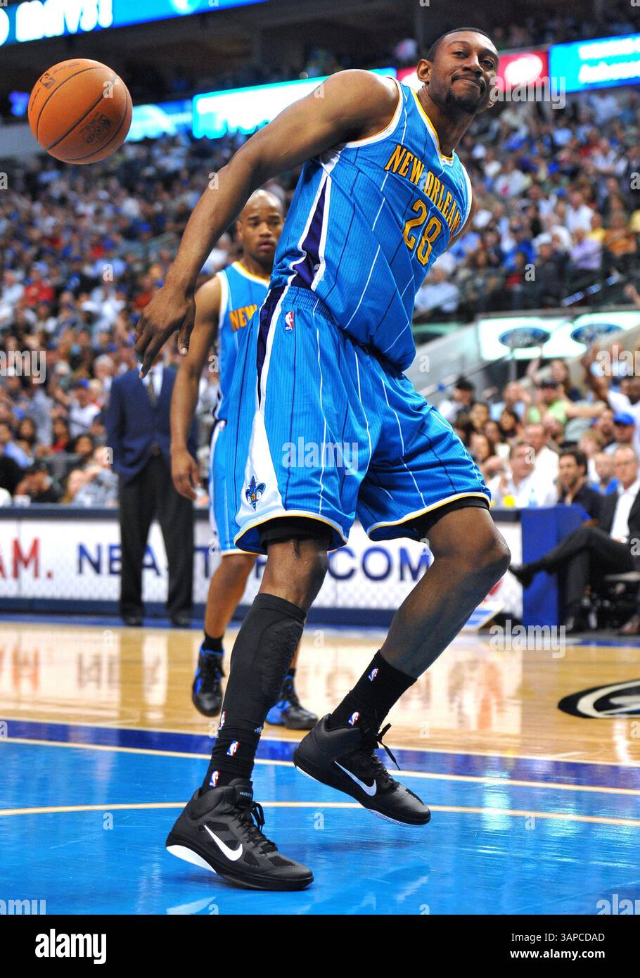 April 2011 Dallas, TX. New Orleans Hornets Center D.J. Mbenga (28) ist frustriert, als er am 13. April 2011 im American Airlines Center in Dallas (Texas) einen Maverick-Score während des NBA-Basketballspiels zwischen den New Orleans Hornets und den Dallas Mavericks erzielt. Dallas gewinnt 121-89.Manny Flores/CSM(Credit Image: © Manny Flores/Cal Sport Media/ZUMAPRESS.com) Stockfoto