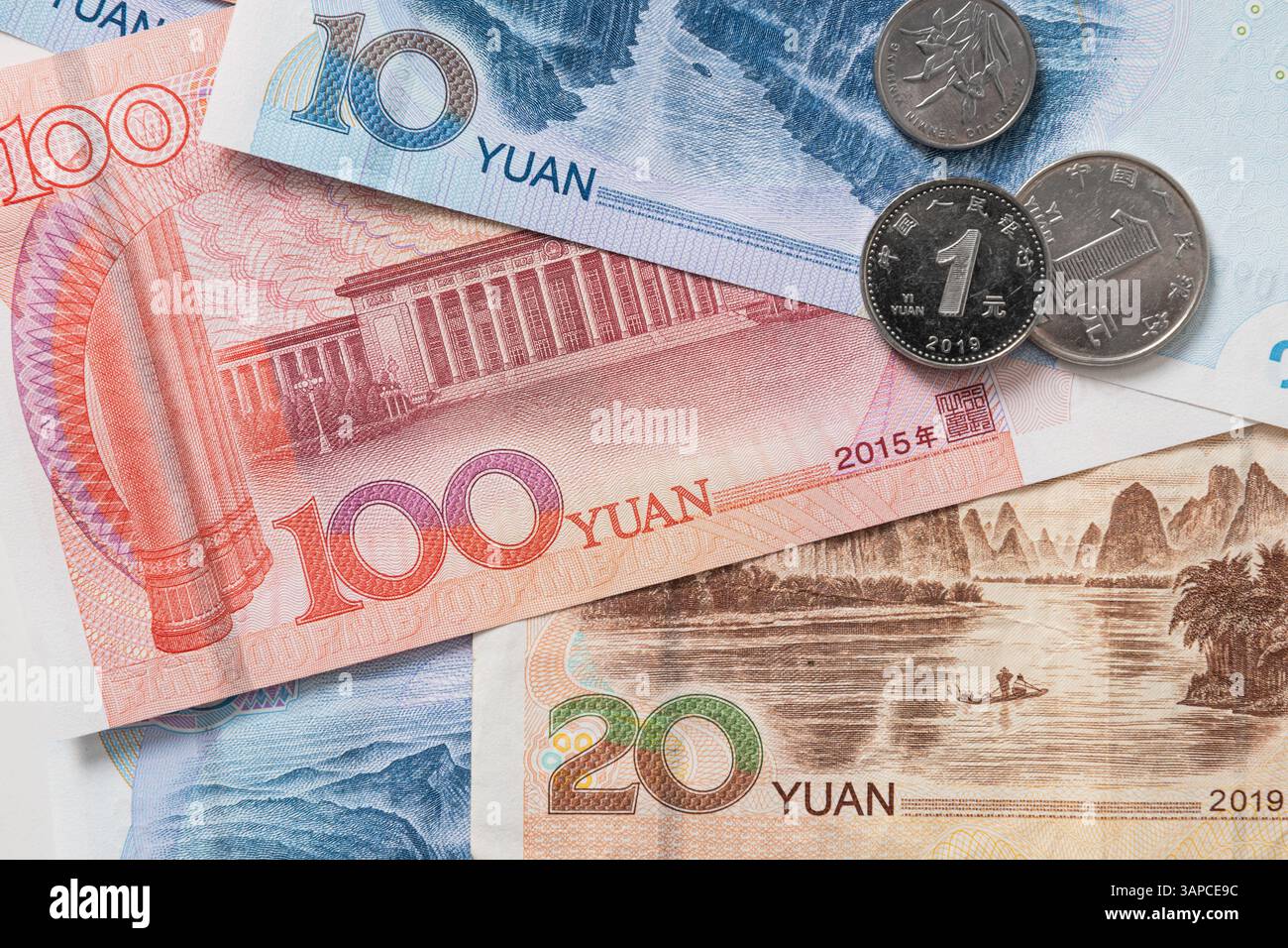 Viele verschiedene chinesische Yuan-Banknoten. Chinesische Papierwährung Yuan Renminbi Banknoten und Münzen als Hintergrund. Stockfoto