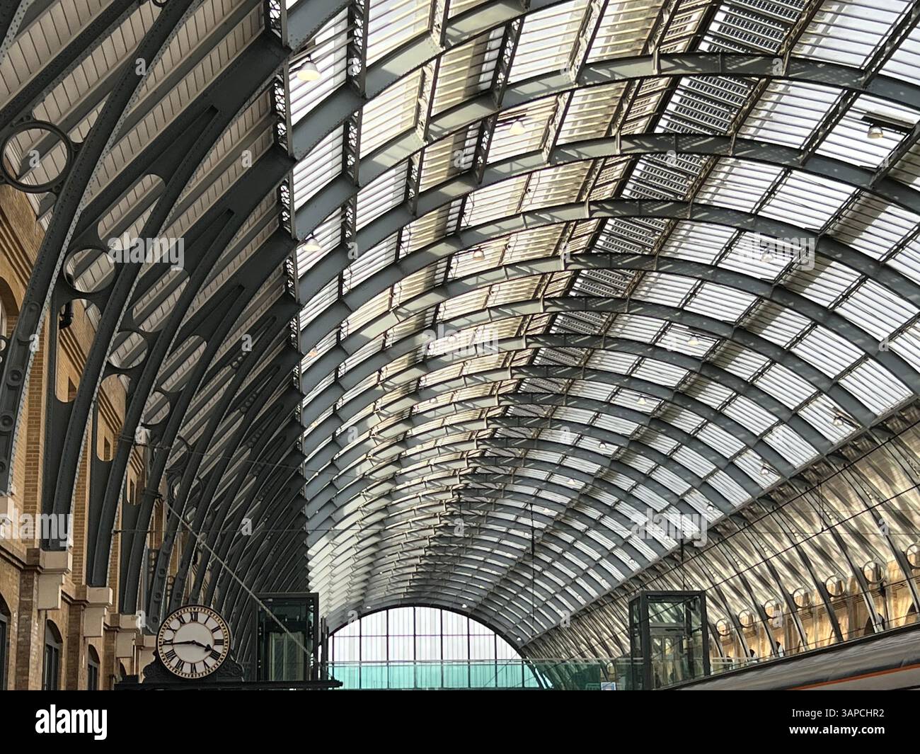 Die Pracht des gewölbten Daches der Cubitt's Kings Cross Railway Station in London, Südosten Englands Stockfoto