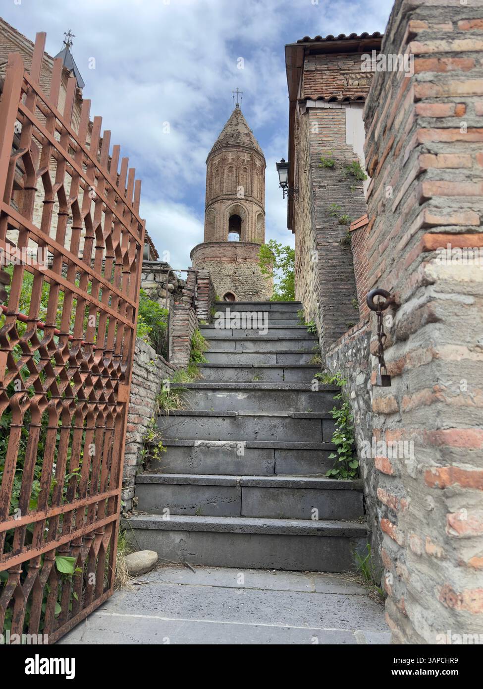 Straße in Sighnaghi. Alter Steinturm. Alte Steintreppen die Straße hinauf. Georgien - Smartphone-aufgenommenes Stockfoto