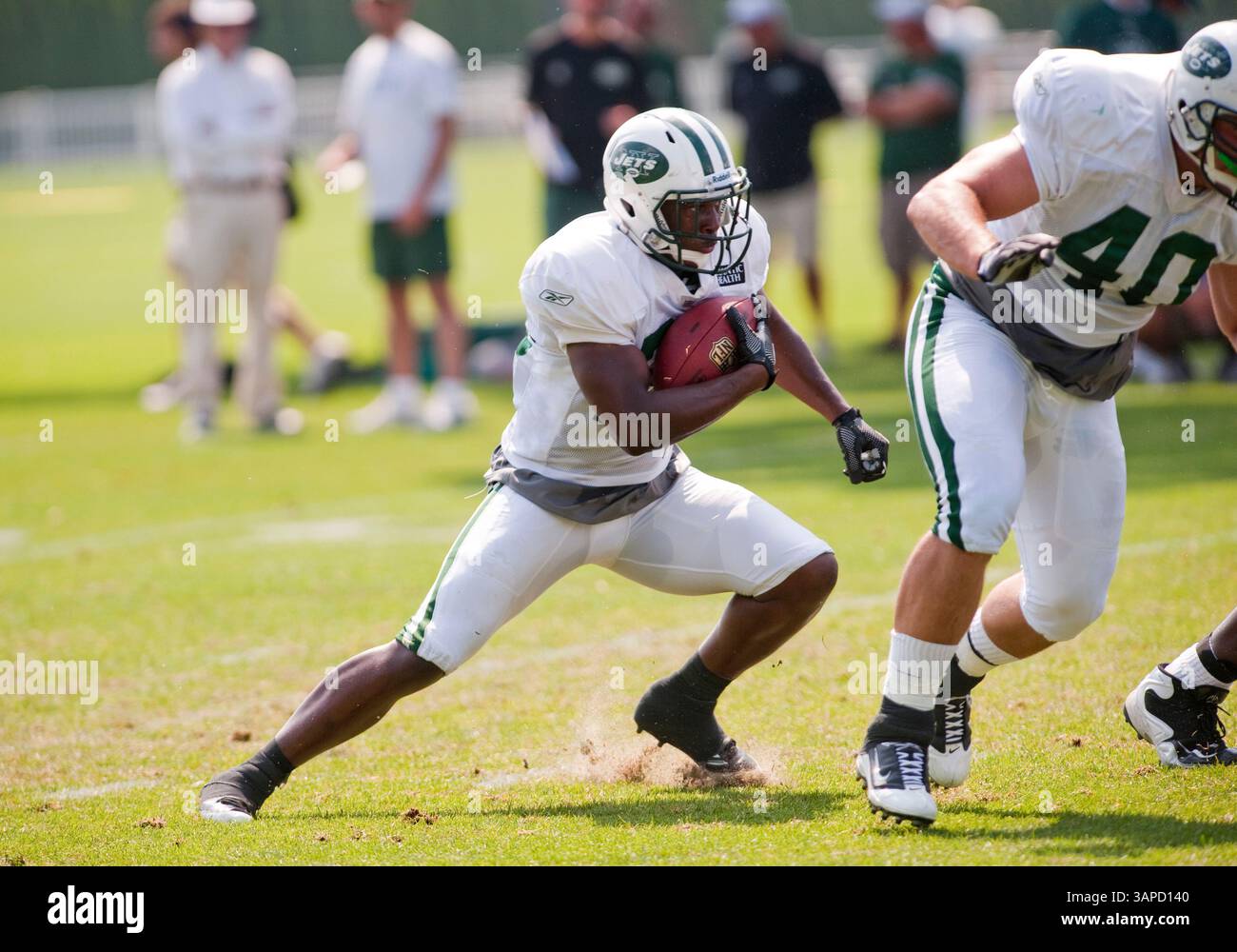 8. August 2011: New York Jets' Running Back Bilal Powell (29) macht während des Nachmittagstrainings im Jets Atlantic Health Training Center in Florham Park, New Jersey, ein abgeschnittenes Feld. (Bild: © Duncan Williams/Cal Sport Media/ZUMAPRESS.com) Stockfoto