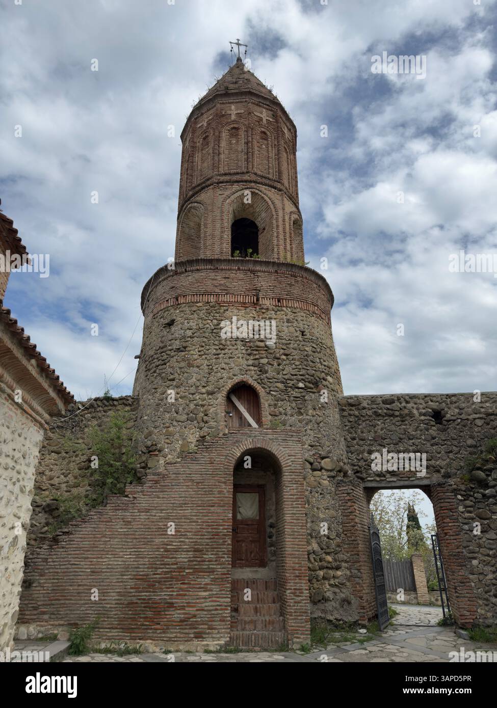 Malerische Landschaft von Kakheti. Straße in Sighnaghi. Alter Steinturm. Reisen Sie nach Georgien - Smartphone-aufgenommenes Stockfoto