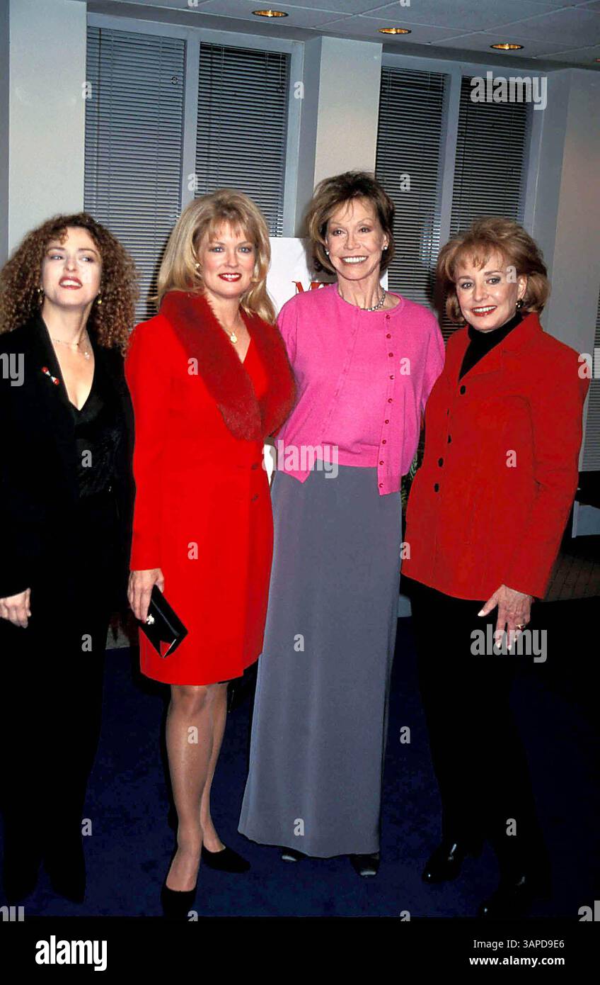 JANUAR 2011 - NEW YORK, NEW YORK, USA - K17761JBB SD0131.AN ABEND MIT MARY TYLER MOORE..MUSEUM OF TV AND RADIO, NYC..BERNADETTE PETERS, MARY HART, . MARY TYLER MOORE UND BARBARA WALTERS. / 2000.MARYTYLERMOORERETRO(Kreditbild: © John Barrett/Globe photos/ZUMAPRESS.com) Stockfoto
