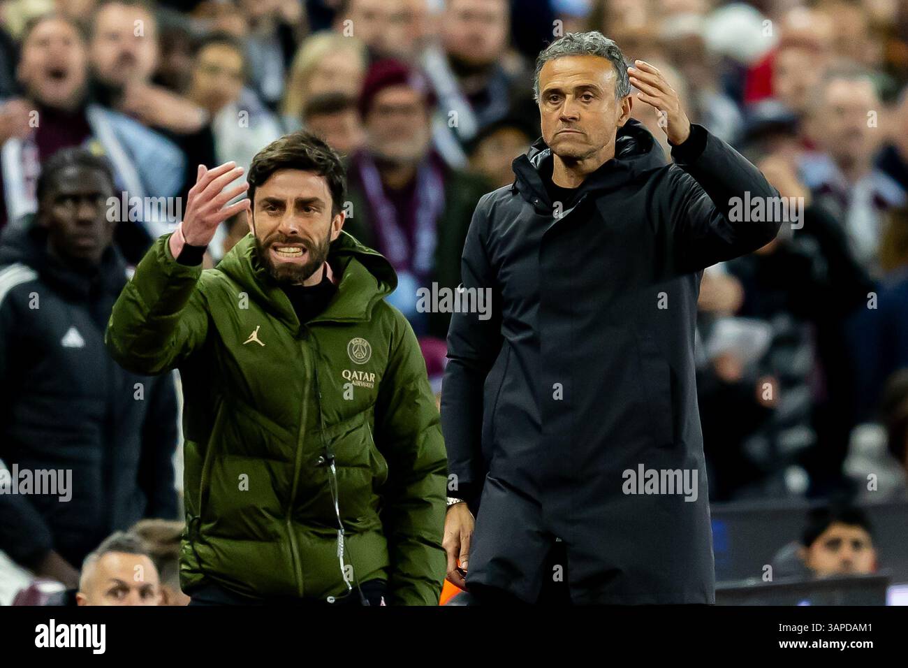 Paris Saint-Germain Cheftrainer Luis Enrique (rechts) Gesten während der UEFA Champions League, Viertelfinale, des 2. Legs-Fußballspiels zwischen Aston Villa FC und Paris Saint-Germain am 15. April 2025 im Villa Park in Birmingham, England Stockfoto