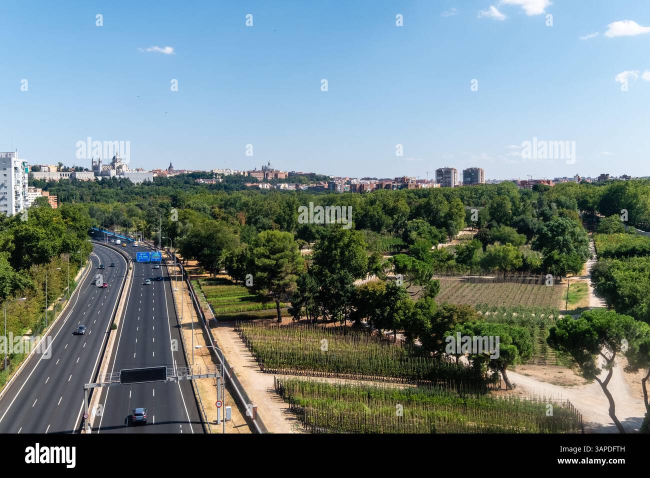 Madrid, Comunidad de Madrid, Spanien. 28. August 2022: Blick auf Madrids malerische Landschaft mit einer Autobahn und üppigem Grün. Stockfoto