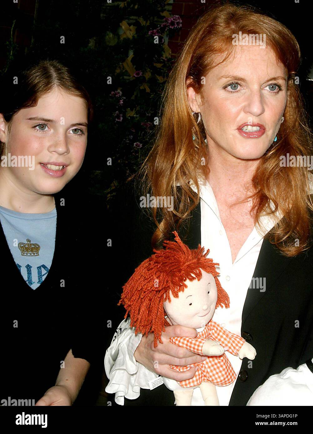 JANUAR 2011 - NEW YORK, NEW YORK, USA - SARAH FERGUSON UND TOCHTER EUGENIE.K31136JBB.EINFÜHRUNG EINER NEUEN SERIE VON THE DUCHESS OF YORK LITTLE RED IM GIRAFFE HOTEL , NEW YORK NEW YORK .06.11.2003. / 2003(Bild: © John Barrett/Globe Photos/ZUMAPRESS.com) Stockfoto