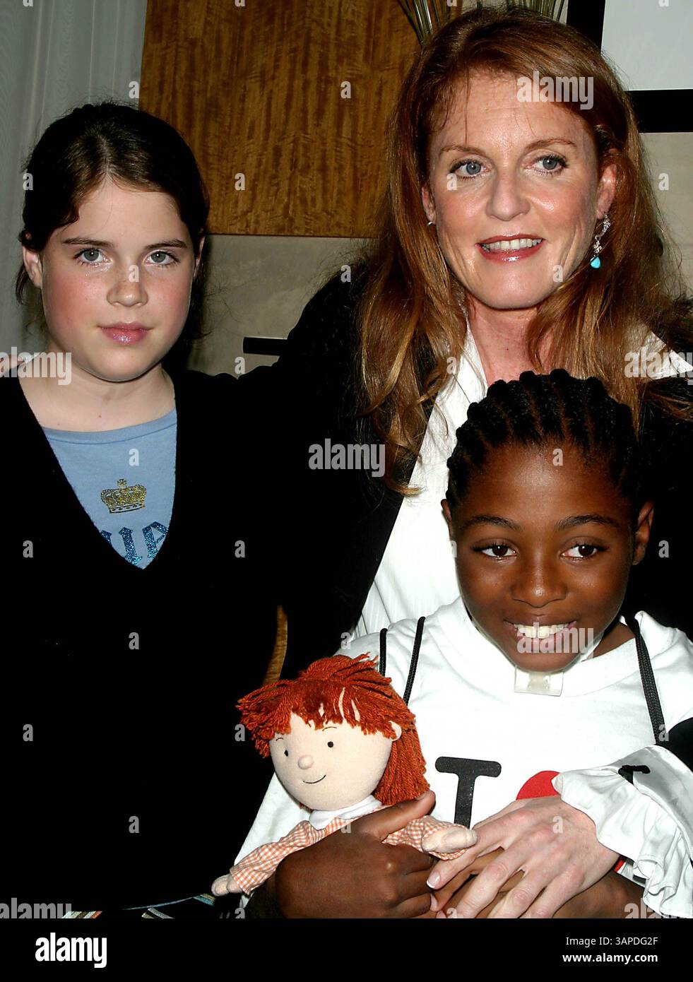 JANUAR 2011 - NEW YORK, NEW YORK, USA - SARAH FERGUSON UND TOCHTER EUGENIE.K31136JBB.EINFÜHRUNG EINER NEUEN SERIE VON THE DUCHESS OF YORK LITTLE RED IM GIRAFFE HOTEL , NEW YORK NEW YORK .06.11.2003. / 2003(Bild: © John Barrett/Globe Photos/ZUMAPRESS.com) Stockfoto