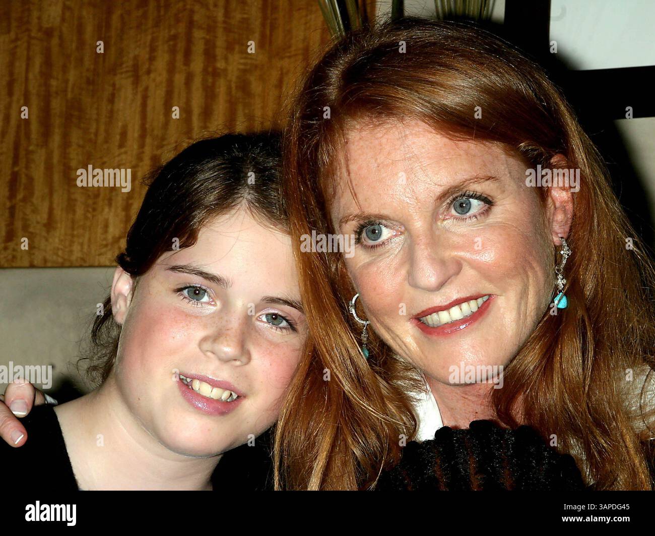 JANUAR 2011 - NEW YORK, NEW YORK, USA - SARAH FERGUSON UND TOCHTER EUGENIE.K31136JBB.EINFÜHRUNG EINER NEUEN SERIE VON THE DUCHESS OF YORK LITTLE RED IM GIRAFFE HOTEL , NEW YORK NEW YORK .06.11.2003. / 2003(Bild: © John Barrett/Globe Photos/ZUMAPRESS.com) Stockfoto
