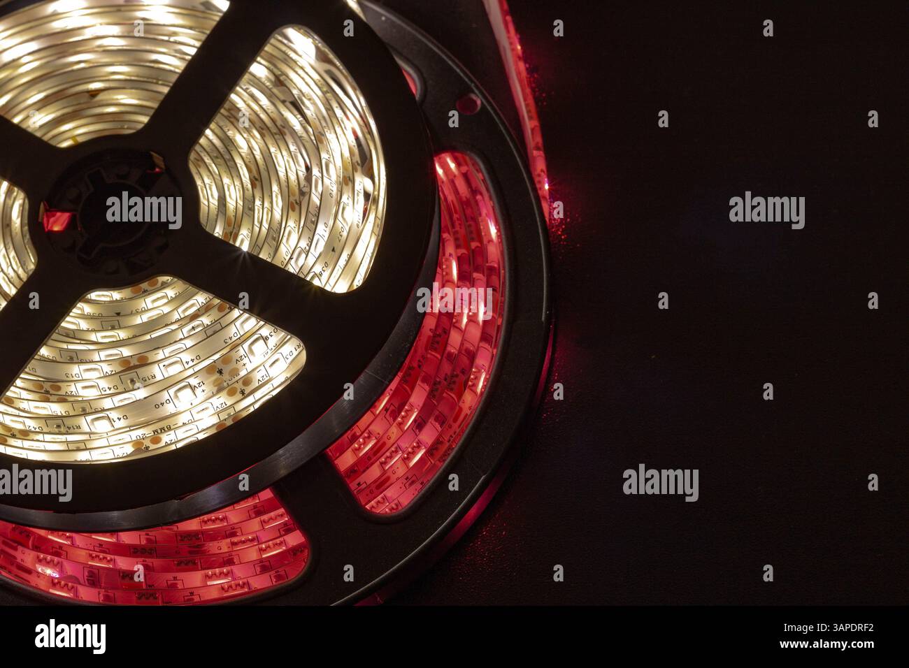 Nahaufnahme von gewickelten weißen und roten LED-Streifenlichtern Stockfoto