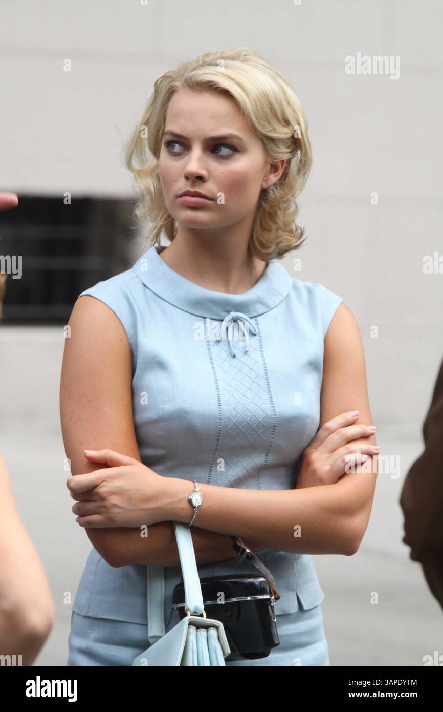 11. August 2011 - New York, New York, USA - MARGOT ROBBIE.am Set der ABC New TV Show ''Pan am'.on w.158 St to Look like Germany in den 1960er Jahren.8-11-2011 2011.(Bild: © John Barrett/Globe Photos/ZUMAPRESS.com) Stockfoto
