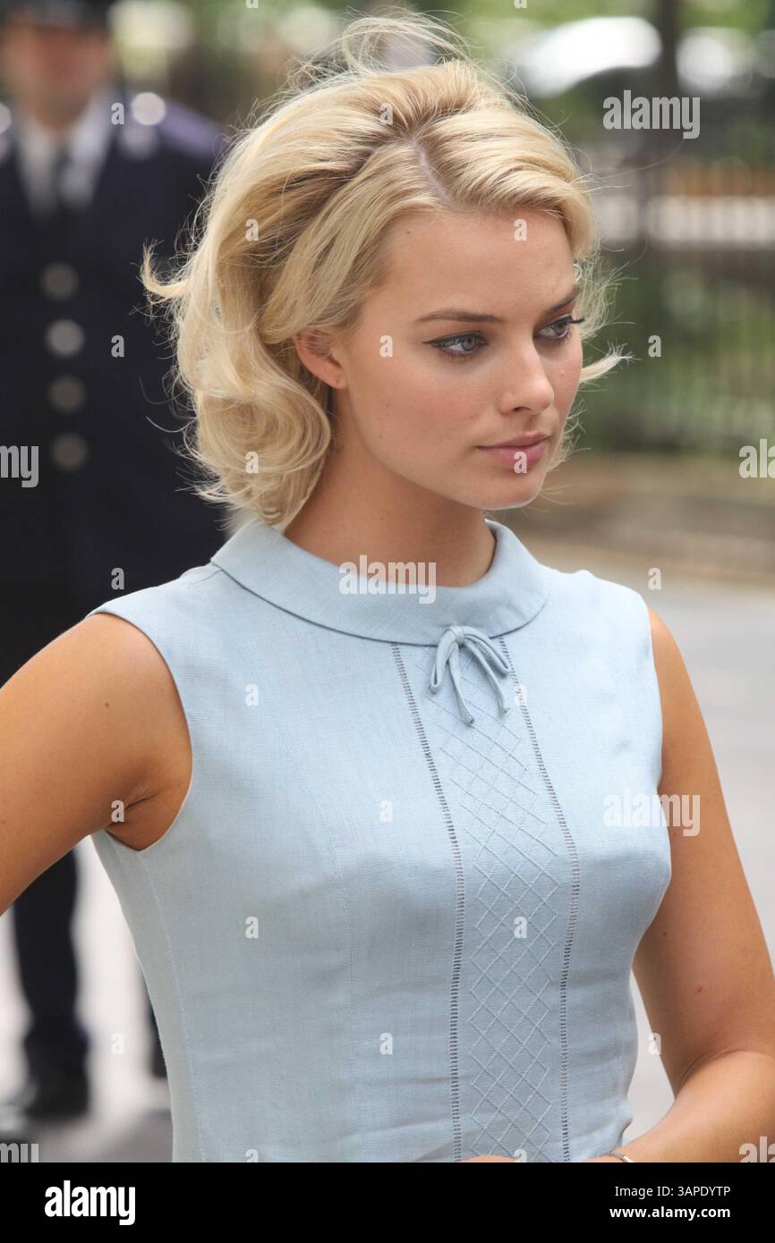 11. August 2011 - New York, New York, USA - MARGOT ROBBIE.am Set der ABC New TV Show ''Pan am'.on w.158 St to Look like Germany in den 1960er Jahren.8-11-2011 2011.(Bild: © John Barrett/Globe Photos/ZUMAPRESS.com) Stockfoto