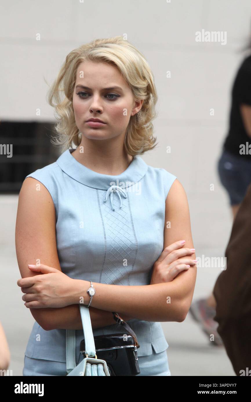 11. August 2011 - New York, New York, USA - MARGOT ROBBIE.am Set der ABC New TV Show ''Pan am'.on w.158 St to Look like Germany in den 1960er Jahren.8-11-2011 2011.(Bild: © John Barrett/Globe Photos/ZUMAPRESS.com) Stockfoto