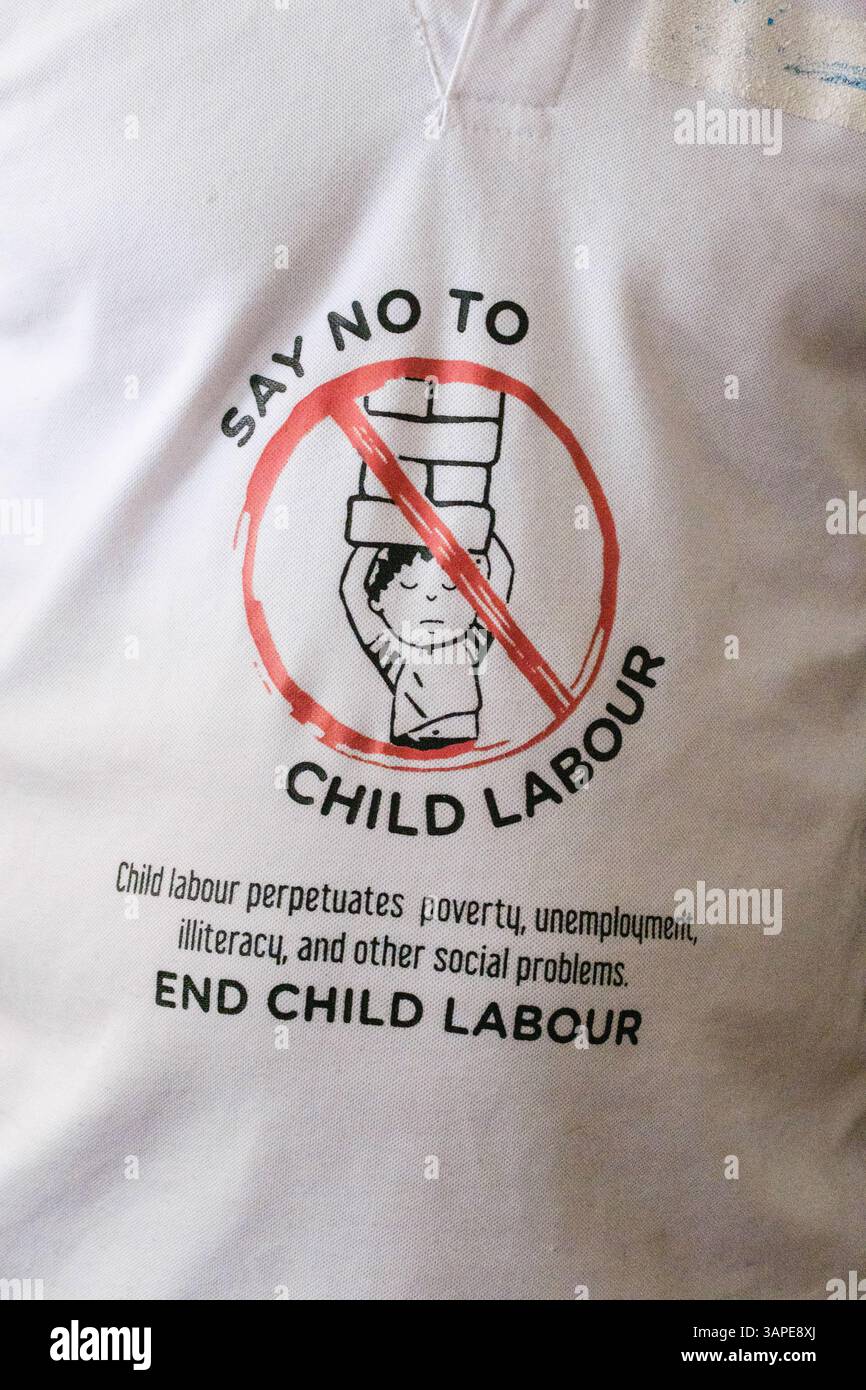 Accra, Ghana. T-Shirt gegen Kinderarbeit. Stockfoto