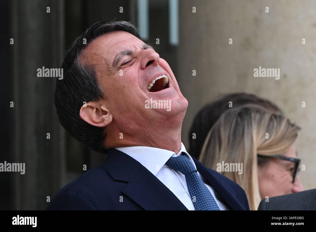 Paris, Frankreich. April 2025. Le Ministre des Outre-mer, Manuel Valls rit a Gorge déployée en sortie du Conseil des Ministre du 16 Avril 2025 - 16/04/2025 - France/Ile-de-France/Paris - Julien Mattia/LE Pictorium/Überseeminister Manuel Valls lacht aufrichtig, als er den Ministerrat am 16. April 2025 - 16/04/2025 - France/Ile-de-France (Region)/Paris - Julien-de-de-de-France - Julien Pictorium/LE PORtia/LE PORtia/LE Pictorium Live News Stockfoto
