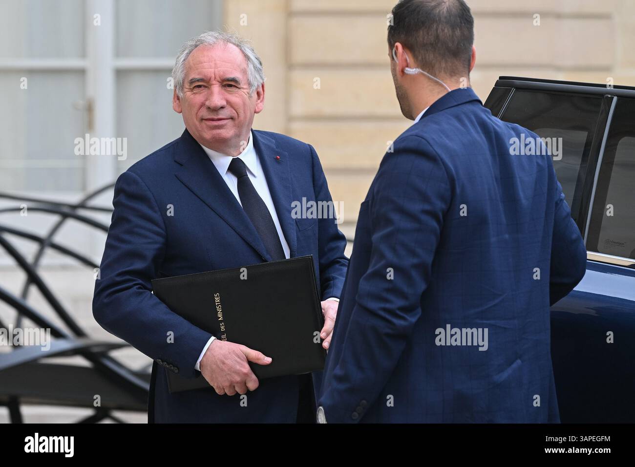 Paris, Frankreich. April 2025. Le Premier Ministre, Francois Bayrou en sortie du Conseil des Ministre du 16 Avril 2025 - 16/04/2025 - France/Ile-de-France/Paris - Julien Mattia/Le Pictorium/Premierminister Francois Bayrou verlassen den Ministerrat am 16. April 2025 - 16/04/2025 - France/Ile-de-France (Region)/Paris - Julien Mattia/Le Pictorium Credit: Le PICTORIUM/Alamy Live News Stockfoto