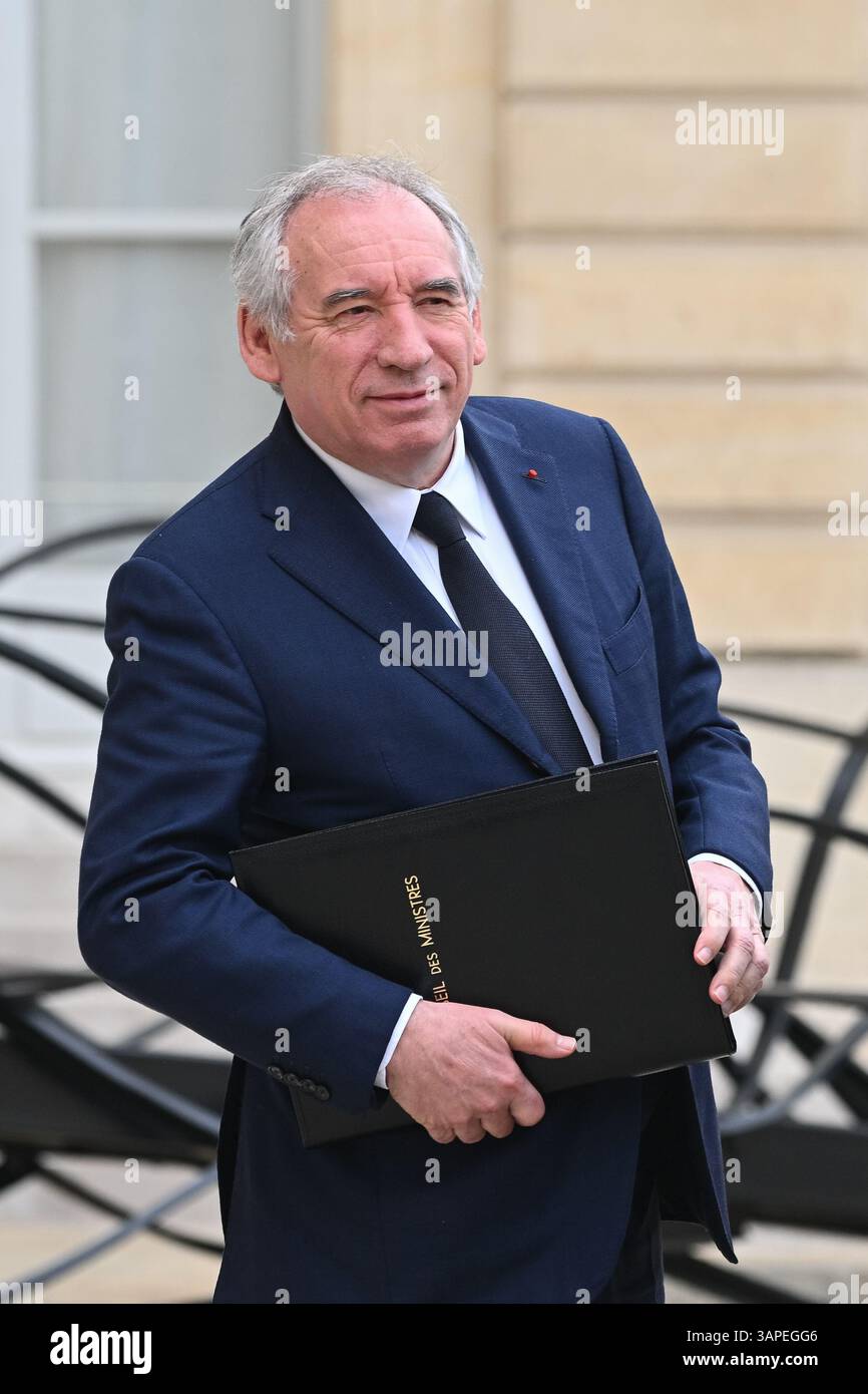 Paris, Frankreich. April 2025. Le Premier Ministre, Francois Bayrou en sortie du Conseil des Ministre du 16 Avril 2025 - 16/04/2025 - France/Ile-de-France/Paris - Julien Mattia/Le Pictorium/Premierminister Francois Bayrou verlassen den Ministerrat am 16. April 2025 - 16/04/2025 - France/Ile-de-France (Region)/Paris - Julien Mattia/Le Pictorium Credit: Le PICTORIUM/Alamy Live News Stockfoto