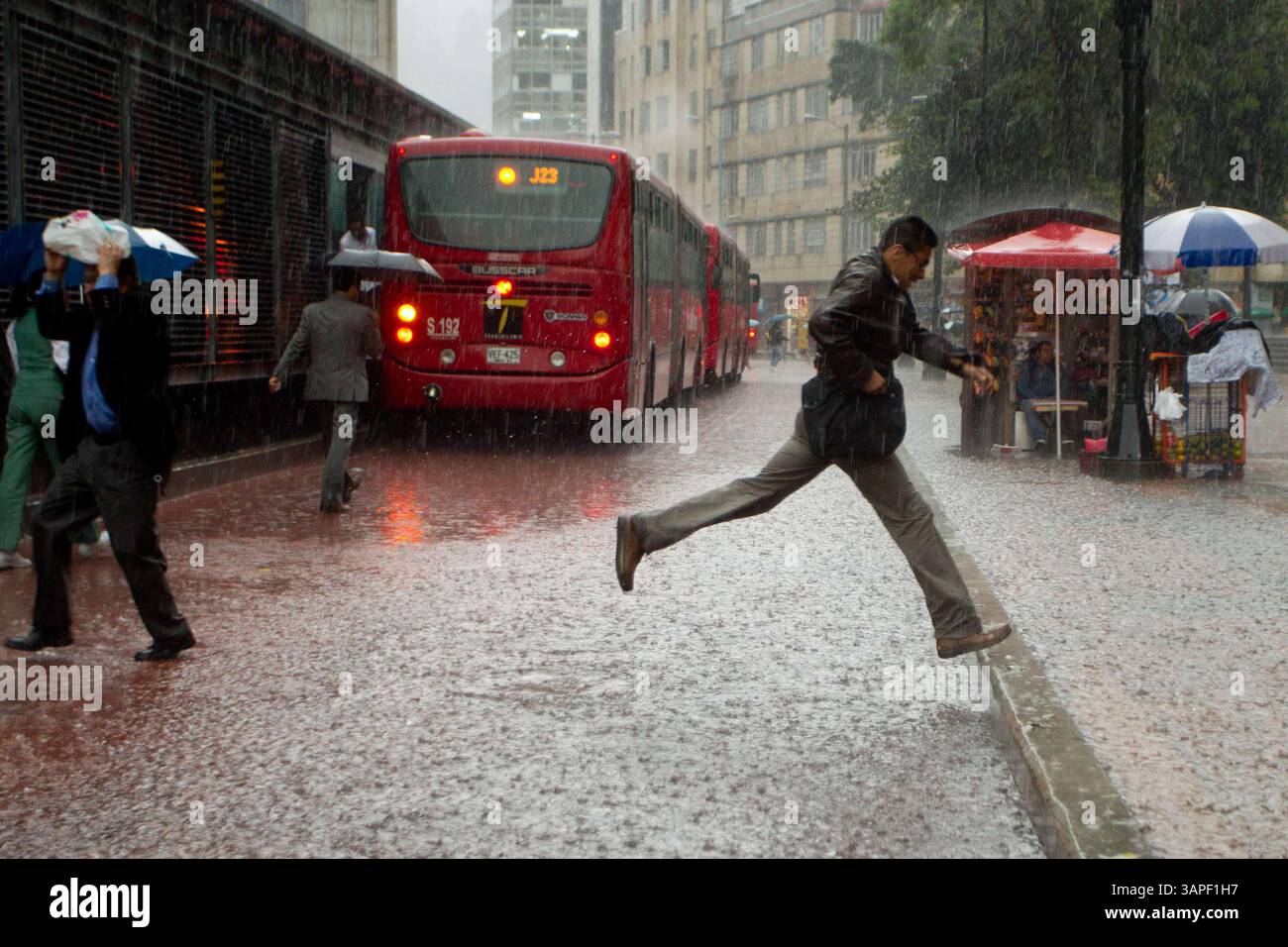 APRIL 2011 - KOLUMBIEN - LLUVIAS DURANTE LA TARDE DE HOY 28 DE ABRIL EN EL CENTRO DE BOGOTÌ?, LAS INUNDACIONES EN LA CARRERA SEPTIMA CON AVENIDA JIMENEZ SE PRESENTARON DE NUEVO A PESAR DE LAS OBRAS QUE SE LLEVARON A CABO EN ESTE SECTOR. (Bild: © Andres Torres/El Tiempo/ZUMAPRESS.com) Stockfoto