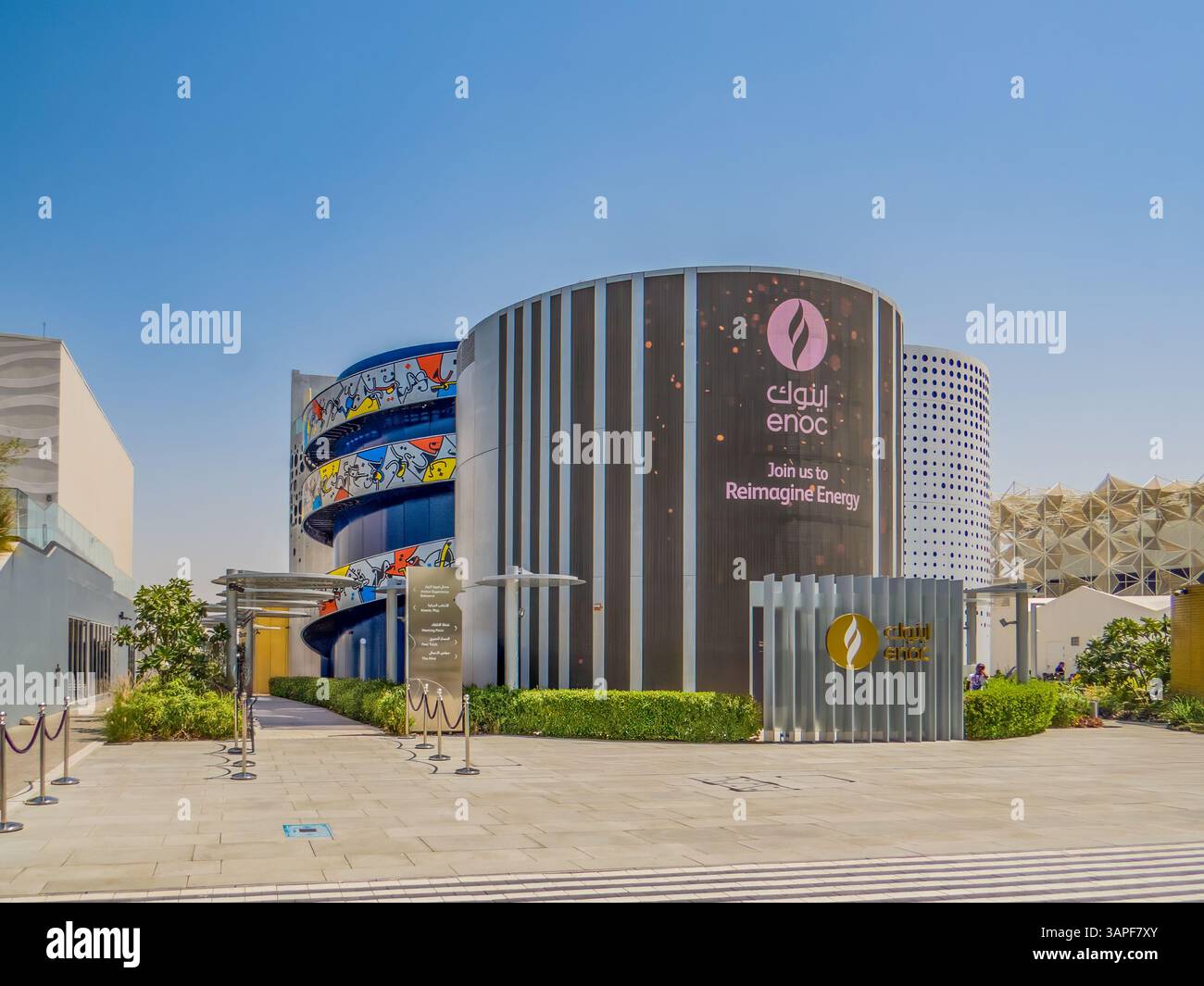 Dubai, VAE. Weltmesse 2020 oder internationale expo-Ausstellung mit Stahl- und Aluminiumfassade der Emirates National Oil Company Limited (ENOC) Stockfoto