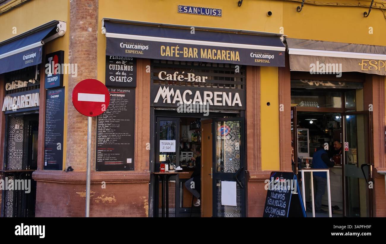 Eckblick auf Cafe Bar Macarena ohne Verkehrsschild in Sevilla, Spanien - SEVILLA, Spanien - 25. MÄRZ 2025 Stockfoto Eckblick auf Cafe Bar Macarena ohne Verkehrsschild in Sevilla, Spanien - SEVILLA, Spanien - 25. MÄRZ 2025 Stockfoto