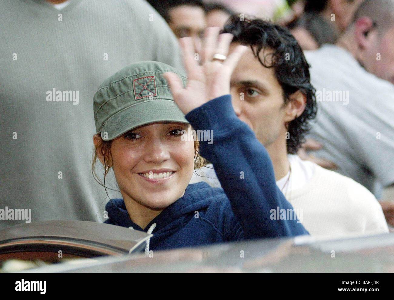 FEBRUAR 2005 - TENERIFFA, SPANIEN - K41931.001186 JENNIFER LOPEZ & MARC ANTHONY. - VERLASSEN DES HOTELS VOR DEM MARC ANTHONY KONZERT, TENERIFFA, SPANIEN. 25.02.2005. Alex ROSA- LINKUK-(Bild: © Globe Photos/ZUMAPRESS.com) Stockfoto