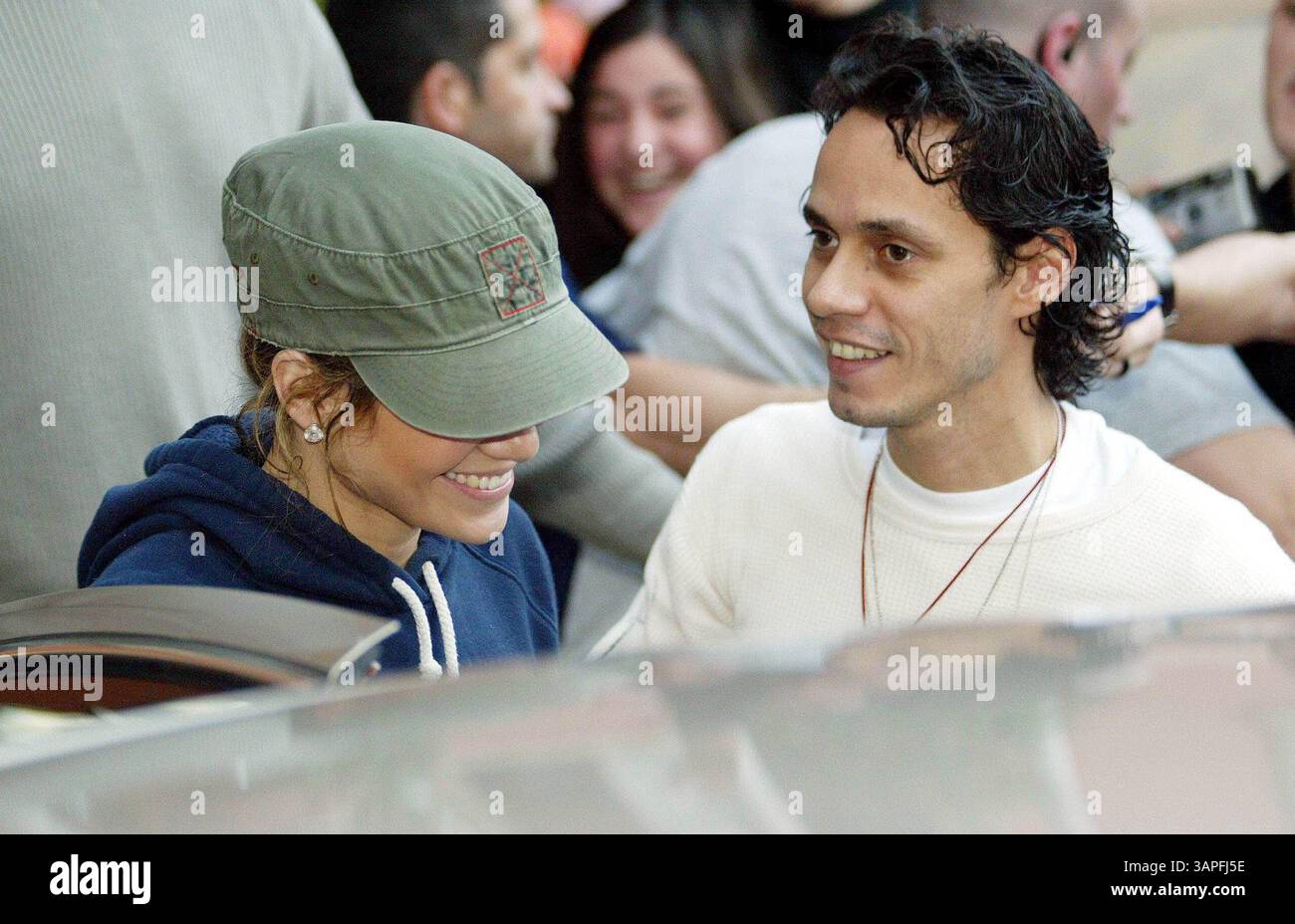 FEBRUAR 2005 - TENERIFFA, SPANIEN - K41931.001186 JENNIFER LOPEZ & MARC ANTHONY. - VERLASSEN DES HOTELS VOR DEM MARC ANTHONY KONZERT, TENERIFFA, SPANIEN. 25.02.2005. Alex ROSA- LINKUK-(Bild: © Globe Photos/ZUMAPRESS.com) Stockfoto