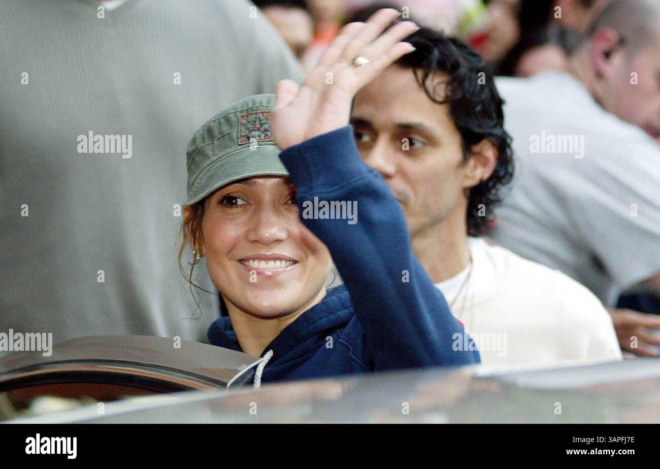 FEBRUAR 2005 - TENERIFFA, SPANIEN - K41931.001186 JENNIFER LOPEZ & MARC ANTHONY. - VERLASSEN DES HOTELS VOR DEM MARC ANTHONY KONZERT, TENERIFFA, SPANIEN. 25.02.2005. Alex ROSA- LINKUK-(Bild: © Globe Photos/ZUMAPRESS.com) Stockfoto