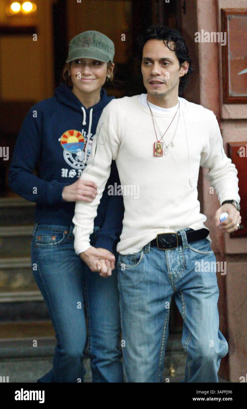 FEBRUAR 2005 - TENERIFFA, SPANIEN - K41931.001186 JENNIFER LOPEZ & MARC ANTHONY. - VERLASSEN DES HOTELS VOR DEM MARC ANTHONY KONZERT, TENERIFFA, SPANIEN. 25.02.2005. Alex ROSA- LINKUK-(Bild: © Globe Photos/ZUMAPRESS.com) Stockfoto