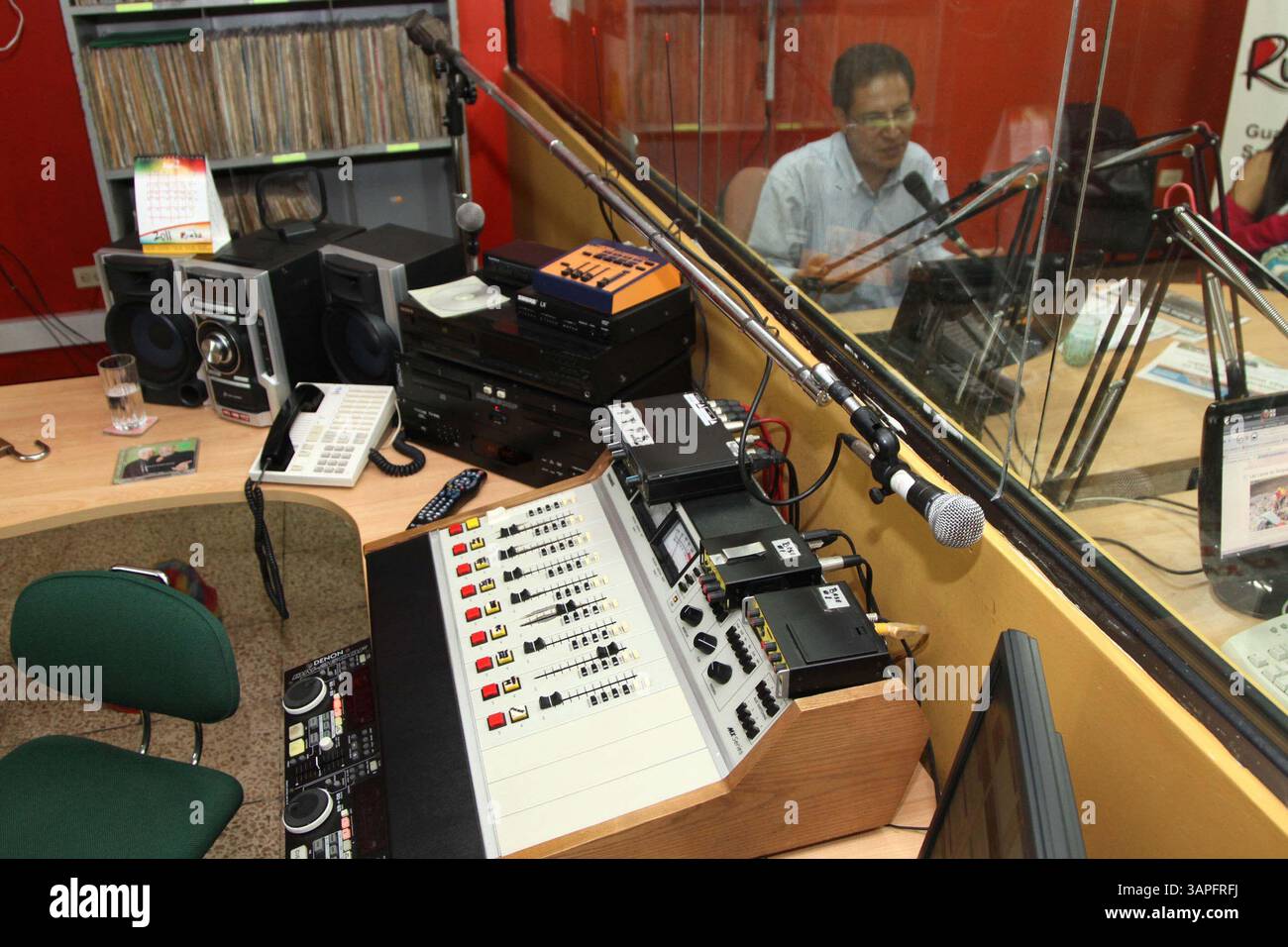 APRIL 2011 - GUAYAQUIL, GUAYAS, ECUADOR - GUAYAQUIL, ECUADOR 06/04/2011..PARA JUDICIALES ..RADIO RUMBA ..AVE.CHIMBORAZO Y VELEZ, EN EL EDIFICIO CONDOMINIO VENECIA NUMERO 115 EN EL PRIMER PISO 4 DILENCUENTES INGRESARON A RADIO RUMBA Y SE LLEVARON AMRON AL AMRON AL AMRON AMRON PERSONAL. EL SEÃ’OR RODRIGO IGUASNIA DIJO AL AIRE QUE LOS ESTABAN ASALTANDO LA SEÃ’ORITA JENIFFER RODRIGUEZ LOCUTAN EL PROGRAMA ..FOTO MARIO FAUSTOS (KREDITBILD: © EL COMERCIO/GDA/ZUMAPRESS.COM) Stockfoto