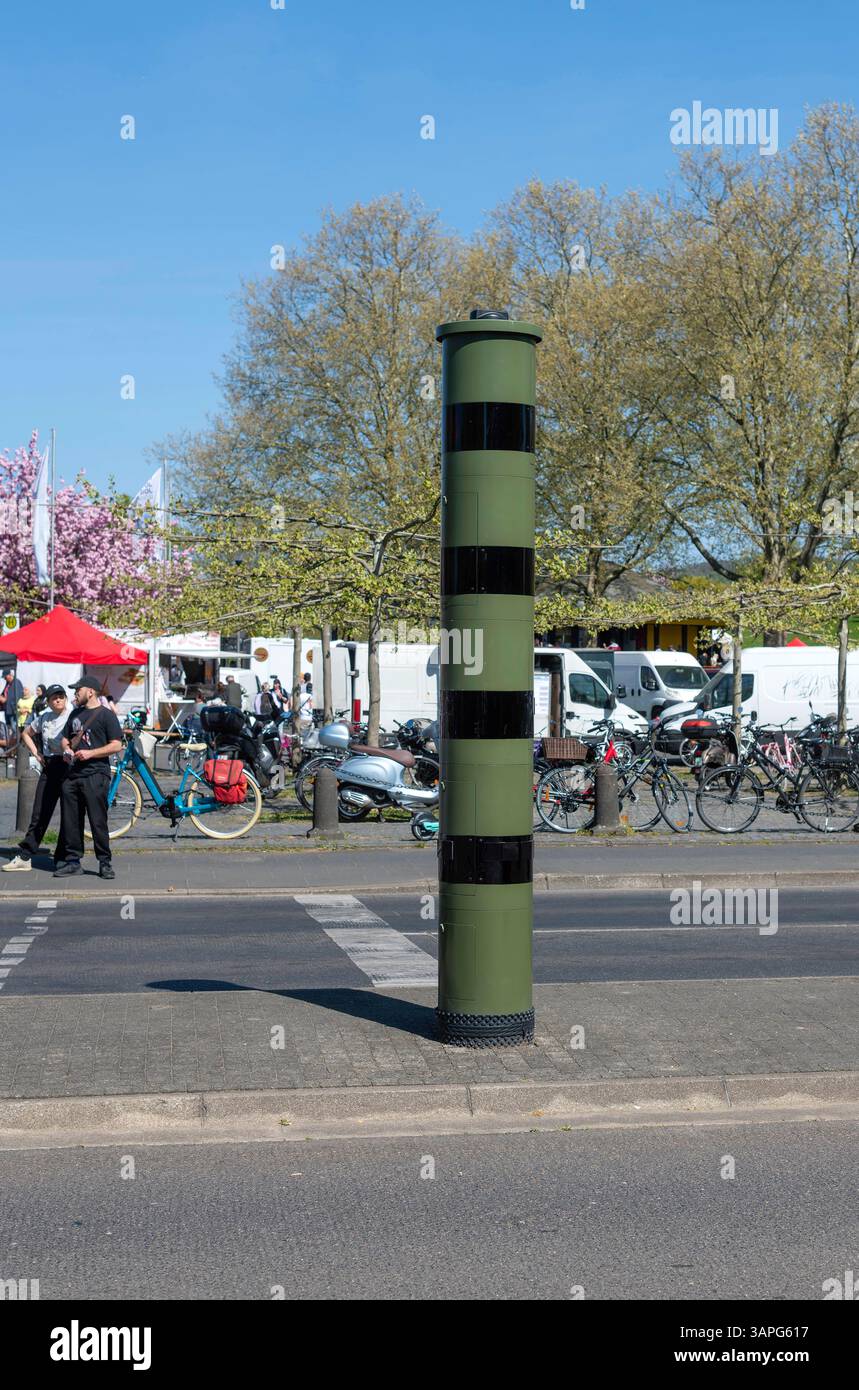 Lasergestützte Geschwindigkeitskontrollen. Blitzersäule auf einer Straße. Im Bild ist das stationäre System POLISCAN Speed von Vitronic zu sehen. Es gibt davo zwei Ausführungen: Drei Ringe zur Überwachung in einer Fahrtrichtung, vier Ringe zur Erfassung von zwei Fahrtrichtungen. Bonn Nordrhein-Westfalen Deutschland *** Laser-basierte Geschwindigkeitskontrollen Radarkamerasäule auf einer Straße das Bild zeigt das stationäre POLISCAN Speed System von Vitronic es gibt zwei Varianten dieses Systems drei Ringe zur Überwachung in einer Fahrtrichtung, vier Ringe zur Überwachung beider Fahrtrichtungen Bonn Nort Stockfoto