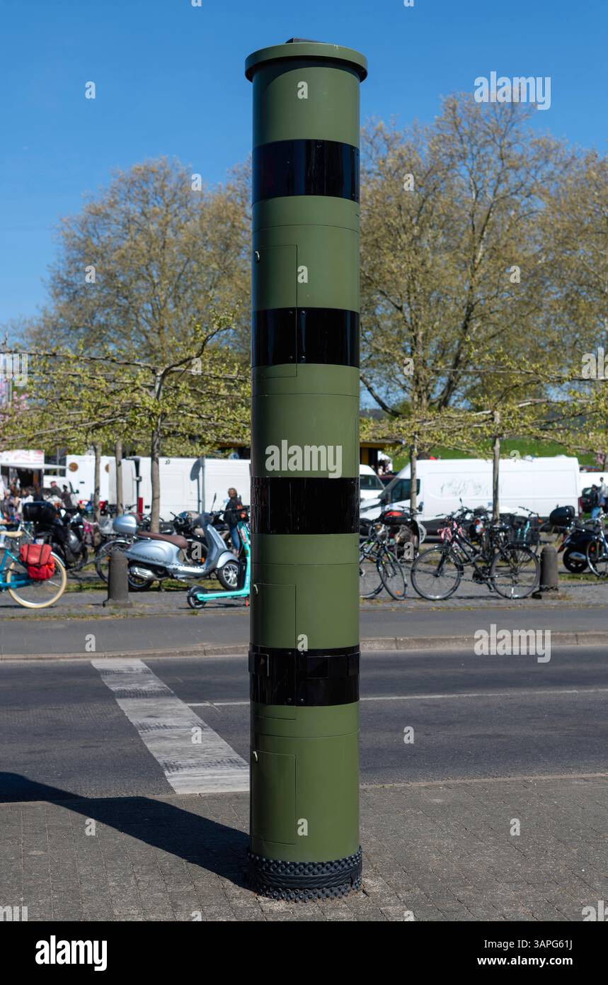 Lasergestützte Geschwindigkeitskontrollen. Blitzersäule auf einer Straße. Im Bild ist das stationäre System POLISCAN Speed von Vitronic zu sehen. Es gibt davo zwei Ausführungen: Drei Ringe zur Überwachung in einer Fahrtrichtung, vier Ringe zur Erfassung von zwei Fahrtrichtungen. Bonn Nordrhein-Westfalen Deutschland *** Laser-basierte Geschwindigkeitskontrollen Radarkamerasäule auf einer Straße das Bild zeigt das stationäre POLISCAN Speed System von Vitronic es gibt zwei Varianten dieses Systems drei Ringe zur Überwachung in einer Fahrtrichtung, vier Ringe zur Überwachung beider Fahrtrichtungen Bonn Nort Stockfoto