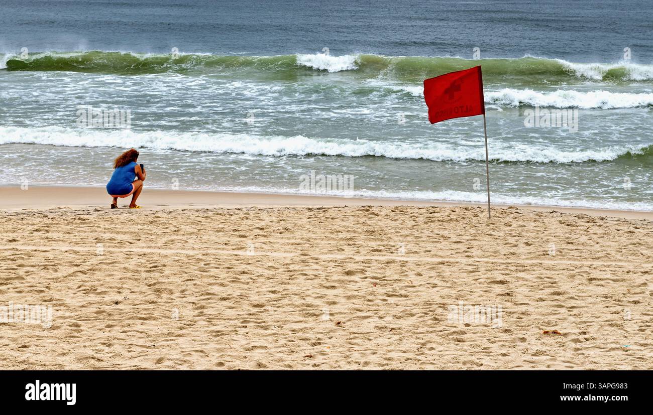 Frau, die Fotos am Copacabana Beach in Rio de Janeiro macht. Stockfoto