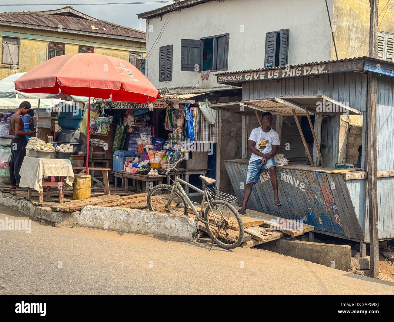 Ghana, Elmina. Geschäfte mit religiösen Zitaten als Namen. Stockfoto