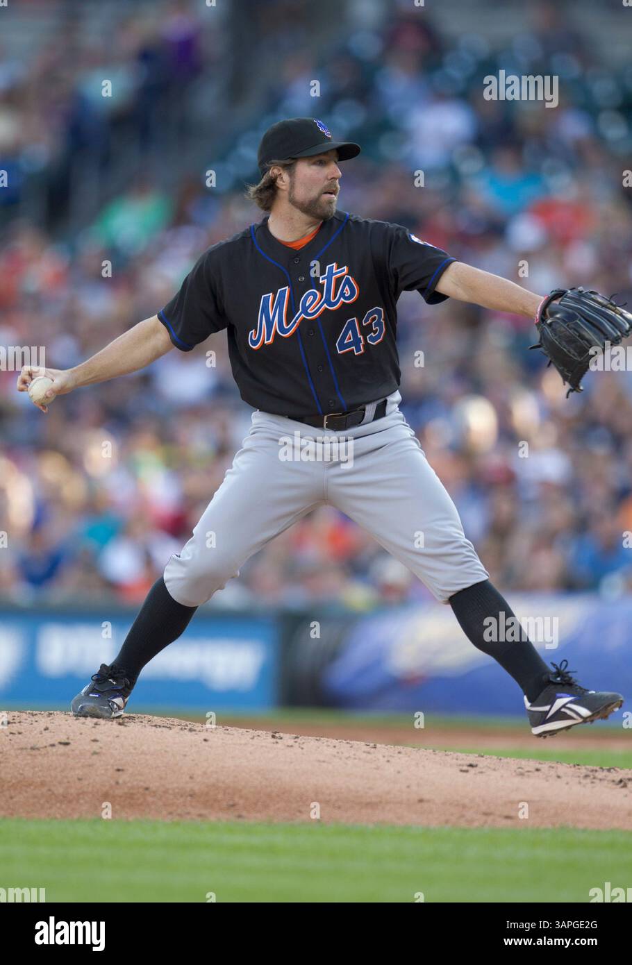 28. Juni 2011: New York Mets Starting Pitcher R.A. Dickey (#43) liefert während der MLB-Action zwischen den New York Mets und den Detroit Tigers im Comerica Park in Detroit, Michigan. Die Mets besiegten die Tigers mit 14:3. (Bild: © John Mersits/Cal Sport Media/ZUMAPRESS.com) Stockfoto 28. Juni 2011: New York Mets Starting Pitcher R.A. Dickey (#43) liefert während der MLB-Action zwischen den New York Mets und den Detroit Tigers im Comerica Park in Detroit, Michigan. Die Mets besiegten die Tigers mit 14:3. (Bild: © John Mersits/Cal Sport Media/ZUMAPRESS.com) Stockfoto