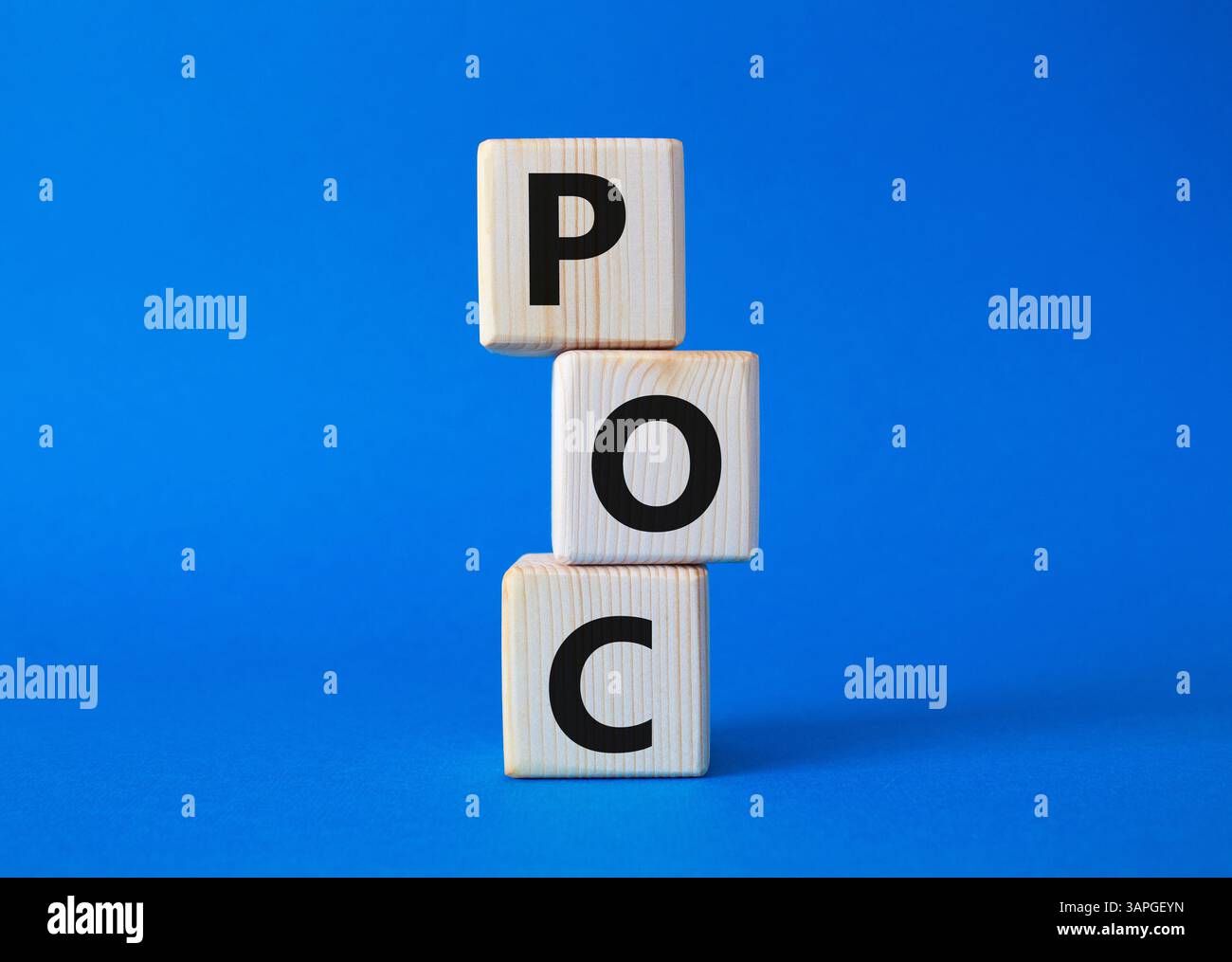 POC - Proof of Concept-Symbol. Holzwürfel mit den Worten POC. Wunderschöner blauer Hintergrund. Business- und POC-Konzept. Kopierbereich. Stockfoto