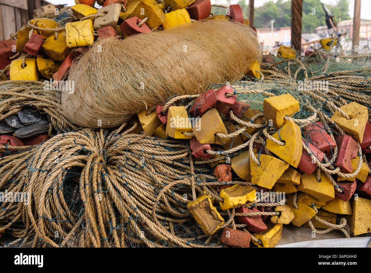 Elmina, Ghana. Fischmarkt. Fischnetz und Schwimmer. Stockfoto