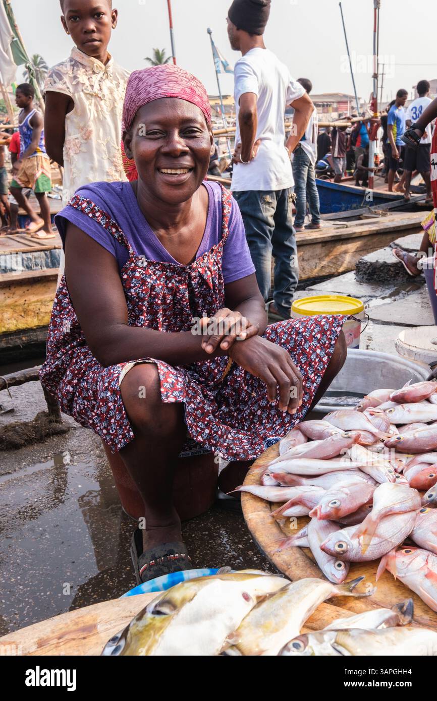 Elmina, Ghana. Frau, die Fisch auf dem Fischmarkt verkauft. Stockfoto