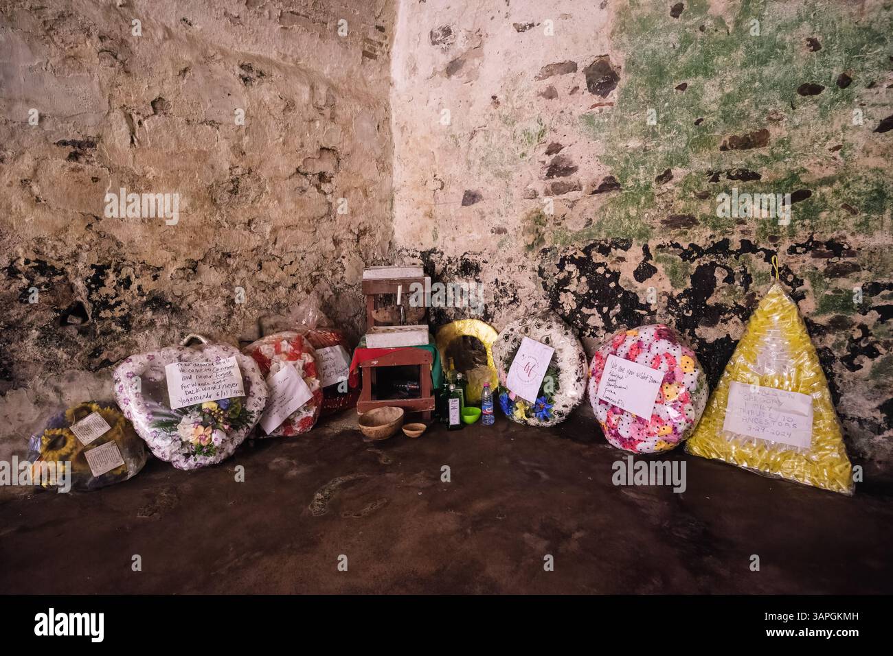 Elmina, Ghana. St. George's Castle. Kränze, die Afroamerikaner in Erinnerung an ihre Vorfahren hinterlassen haben. Stockfoto