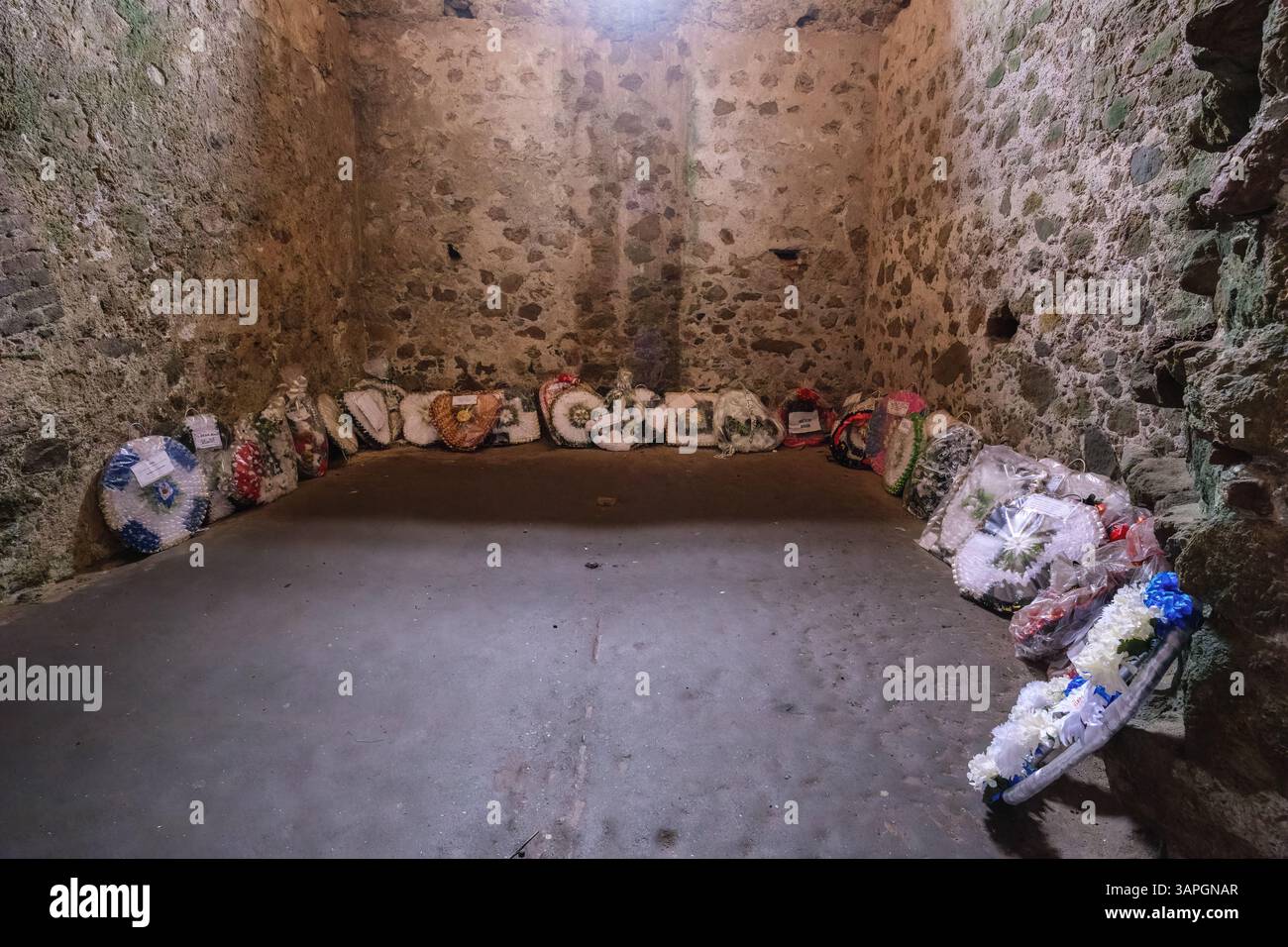 Cape Coast, Ghana. Cape Coast Castle, Kränze, die Afroamerikaner in Sklavenverlies zum Gedenken an ihre Vorfahren hinterlassen haben. Stockfoto