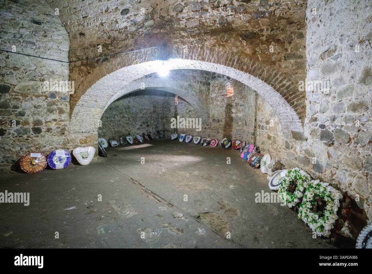 Cape Coast, Ghana. Cape Coast Castle, Kränze, die Afroamerikaner in Sklavenverlies zum Gedenken an ihre Vorfahren hinterlassen haben. Stockfoto