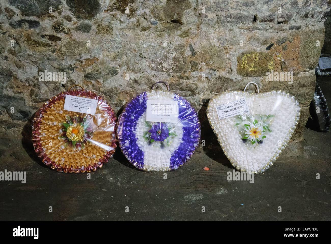 Cape Coast, Ghana. Cape Coast Castle, Kränze, die Afroamerikaner in Sklavenverlies zum Gedenken an ihre Vorfahren hinterlassen haben. Stockfoto