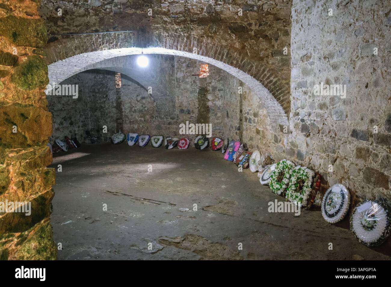 Cape Coast, Ghana. Cape Coast Castle, Kränze, die Afroamerikaner in Sklavenverlies zum Gedenken an ihre Vorfahren hinterlassen haben. Stockfoto