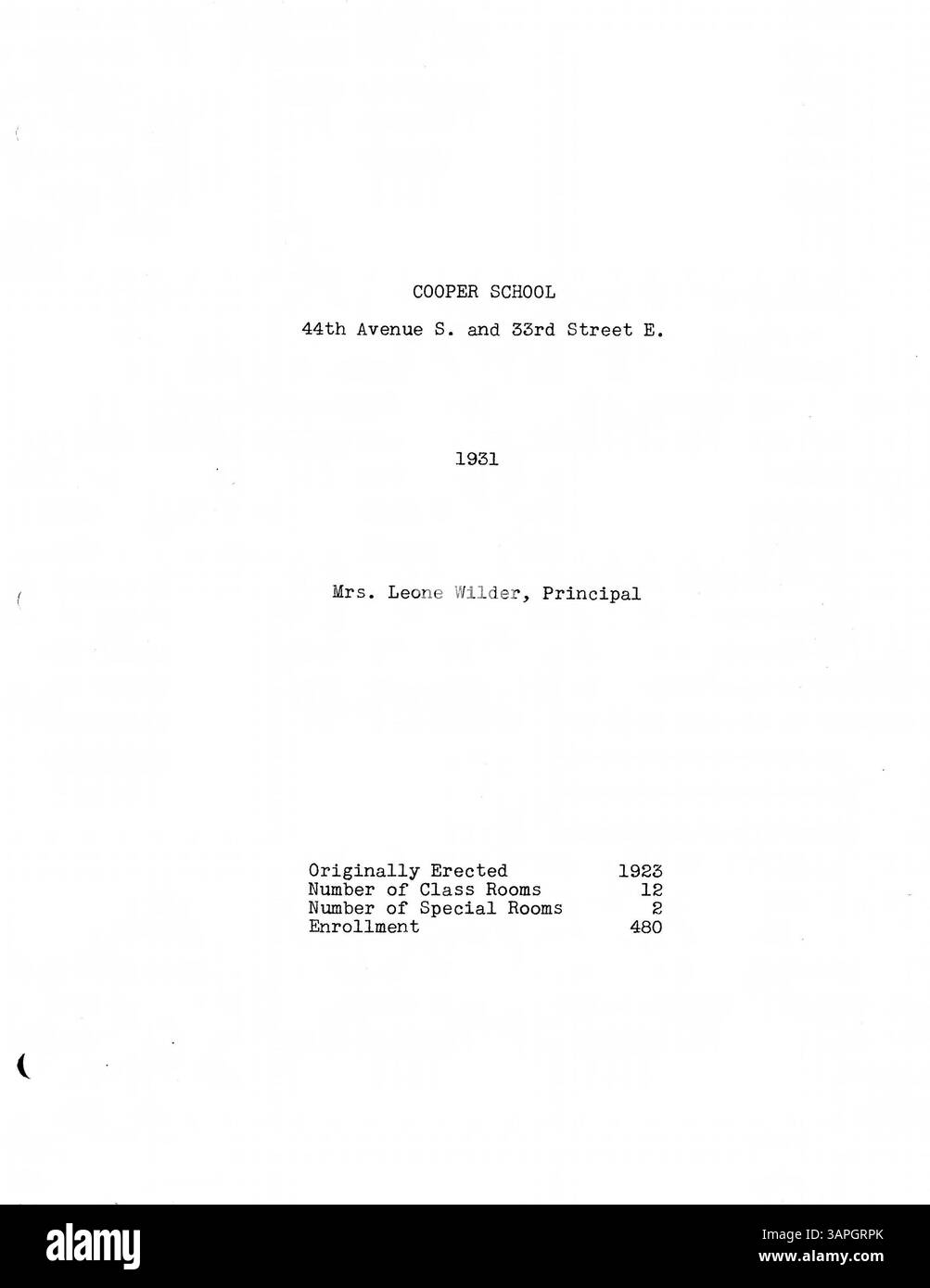 Der Fire Protection Engineering Report vom 23. Februar 1933 dokumentiert die Ergebnisse der Inspektion der Minneapolis Public Schools, einschließlich der Berichte über die Brandschutzversicherung, der Baugeschichte, der Pläne und Fotos für jedes Schulgebäude. Der Bericht behandelt vier neue Schulen, die seit 1931 fertiggestellt wurden: Folwell, Ramsey, Sheridan und Miller Vocational, mit Innenfotos im Anhang. Stockfoto