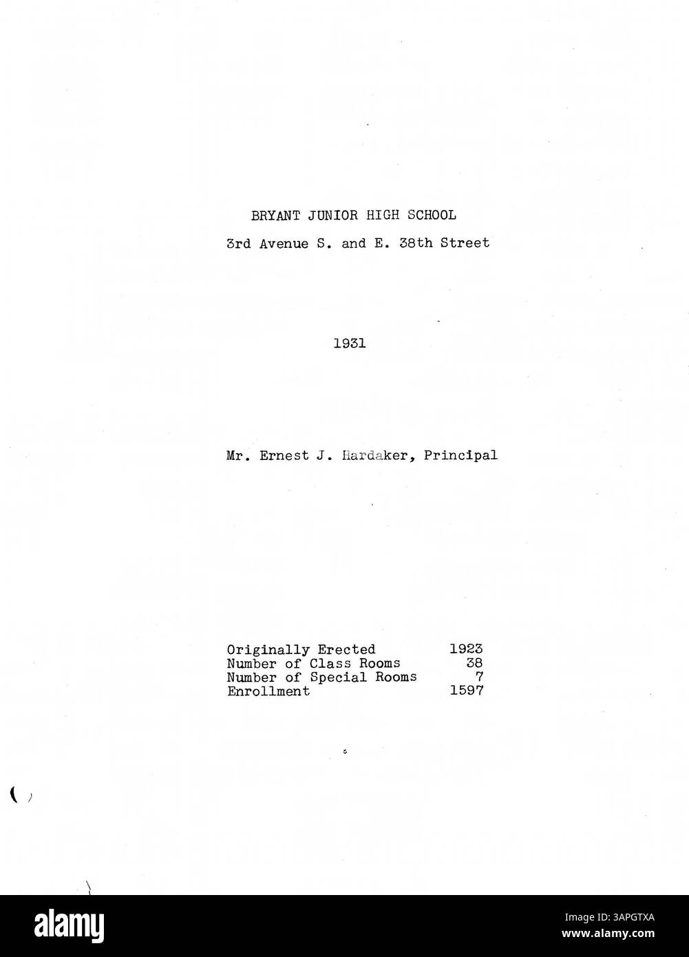 Dieser Inspektionsbericht 1933 dokumentiert die vom General Inspection Bureau durchgeführten Brandschutzfeststellungen für die Minneapolis Public Schools. Es umfasst Feuerversicherungs-Bewertungen, Baupläne, historische Fotos und Details über vier neue Schulen: Folwell, Ramsey, Sheridan und Miller Vocational. Innenaufnahmen sind im Anhang zu finden. Stockfoto