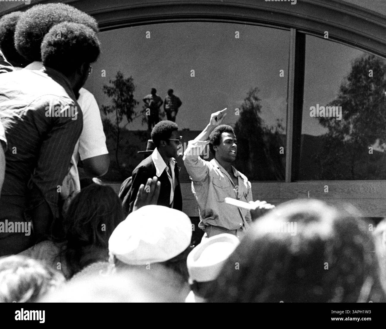 1. Januar 2011 - HUEY P. NEWTON SPRICHT NACH SEINER ENTLASSUNG MIT DER MENGE.1970.Â ©BEREITGESTELLT VON PT/(Credit Image: © Globe Photos/ZUMAPRESS.com) Stockfoto