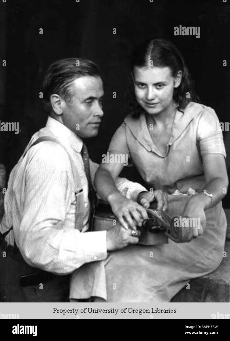 Dieses Foto aus der Doris Ulmann-Sammlung zeigt John Jacob Niles und Virginia Howard, die ein Appalachen-Hackbrett spielen. Das Bild zeigt ihre Beteiligung am traditionellen Musizieren in der Appalachen. Stockfoto