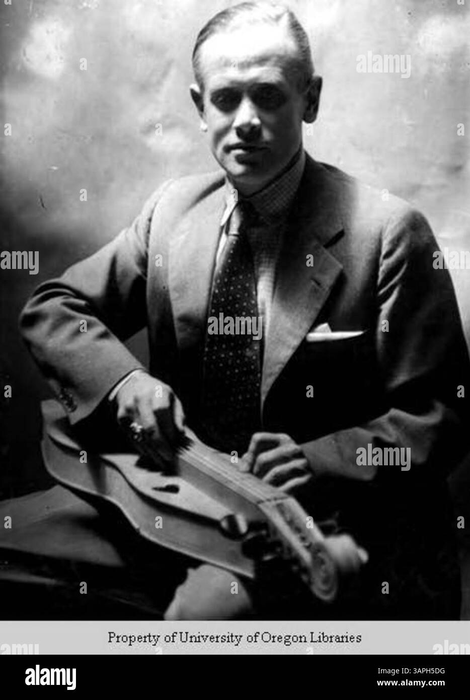 John Jacob Niles, ein amerikanischer Folk-Sänger, wird mit seinem Appalachen-Hackbrett dargestellt, das sein musikalisches Talent und seine Verbindung zur traditionellen Musik zeigt. Stockfoto