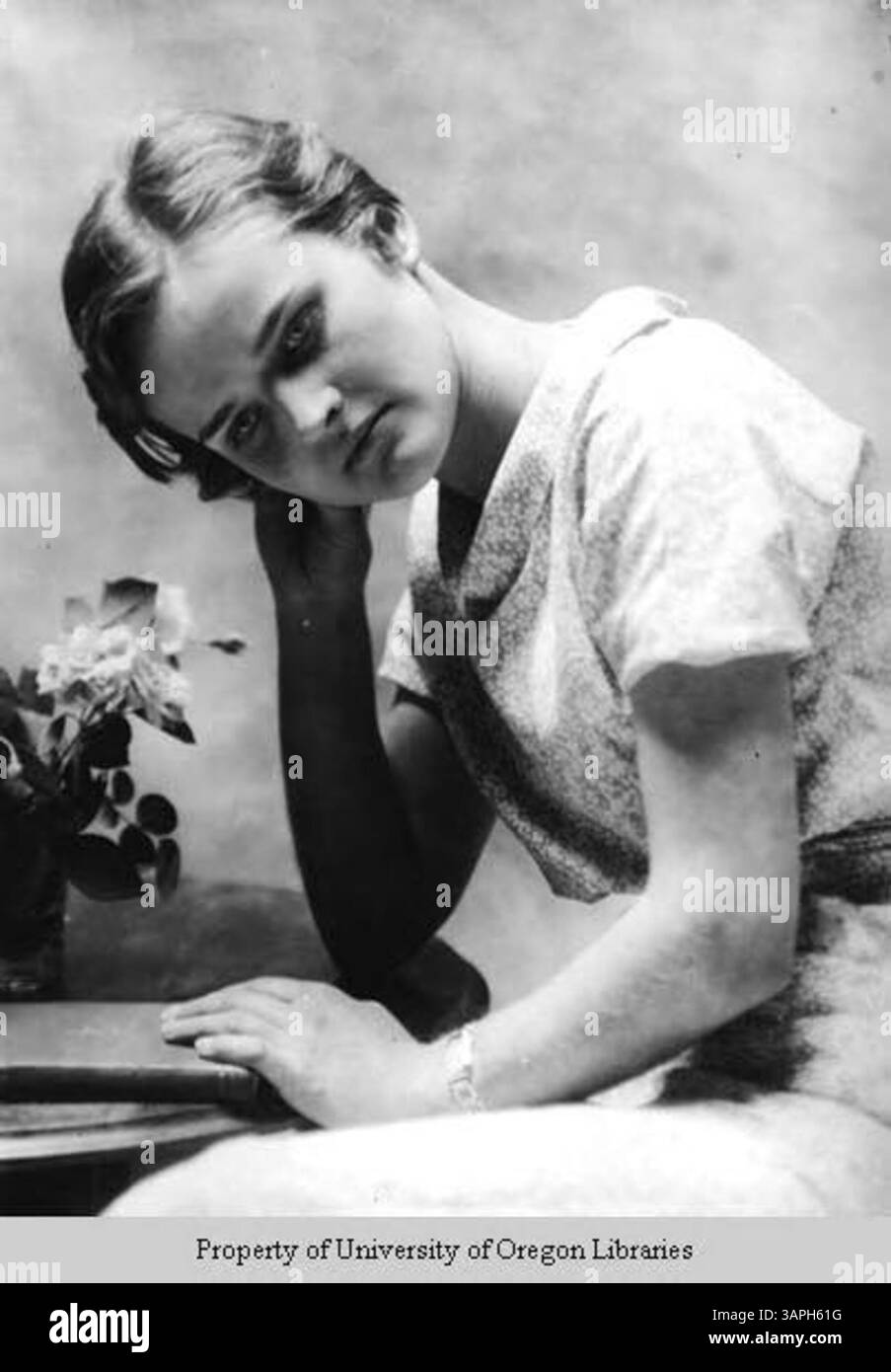 Dieses Bild zeigt Lillie Johnson, eine Studentin, die in einem Foto aufgenommen wurde und Teil der Bibliothek der Universität von Oregon ist. Stockfoto