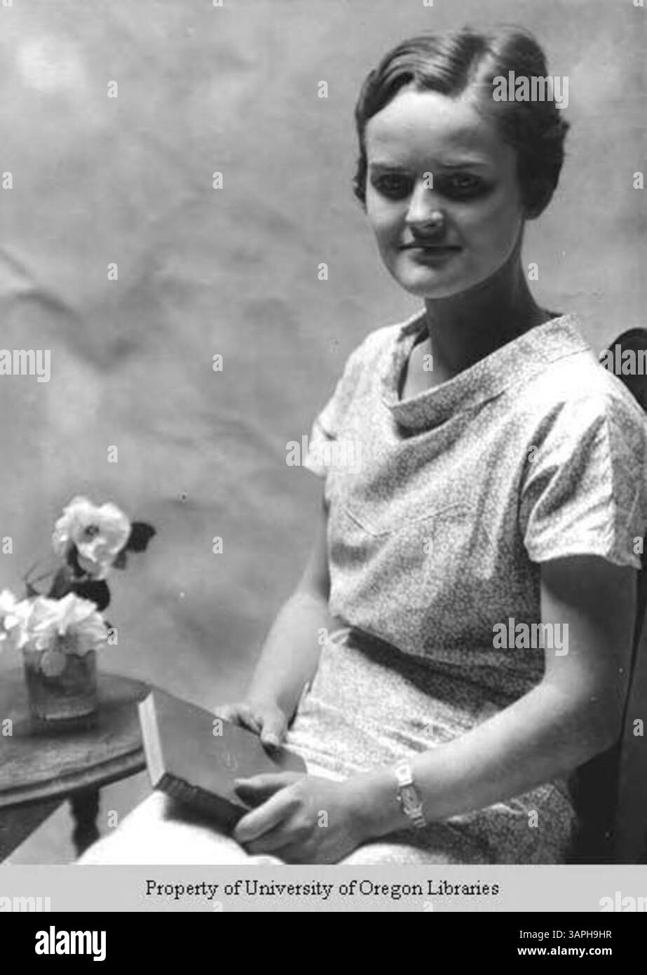 Foto von Lillie Johnson, einer Studentin, Teil der Doris Ulmann-Sammlung der University of Oregon Libraries, die den Studenten in einem formellen oder informellen Rahmen erfasst. Stockfoto