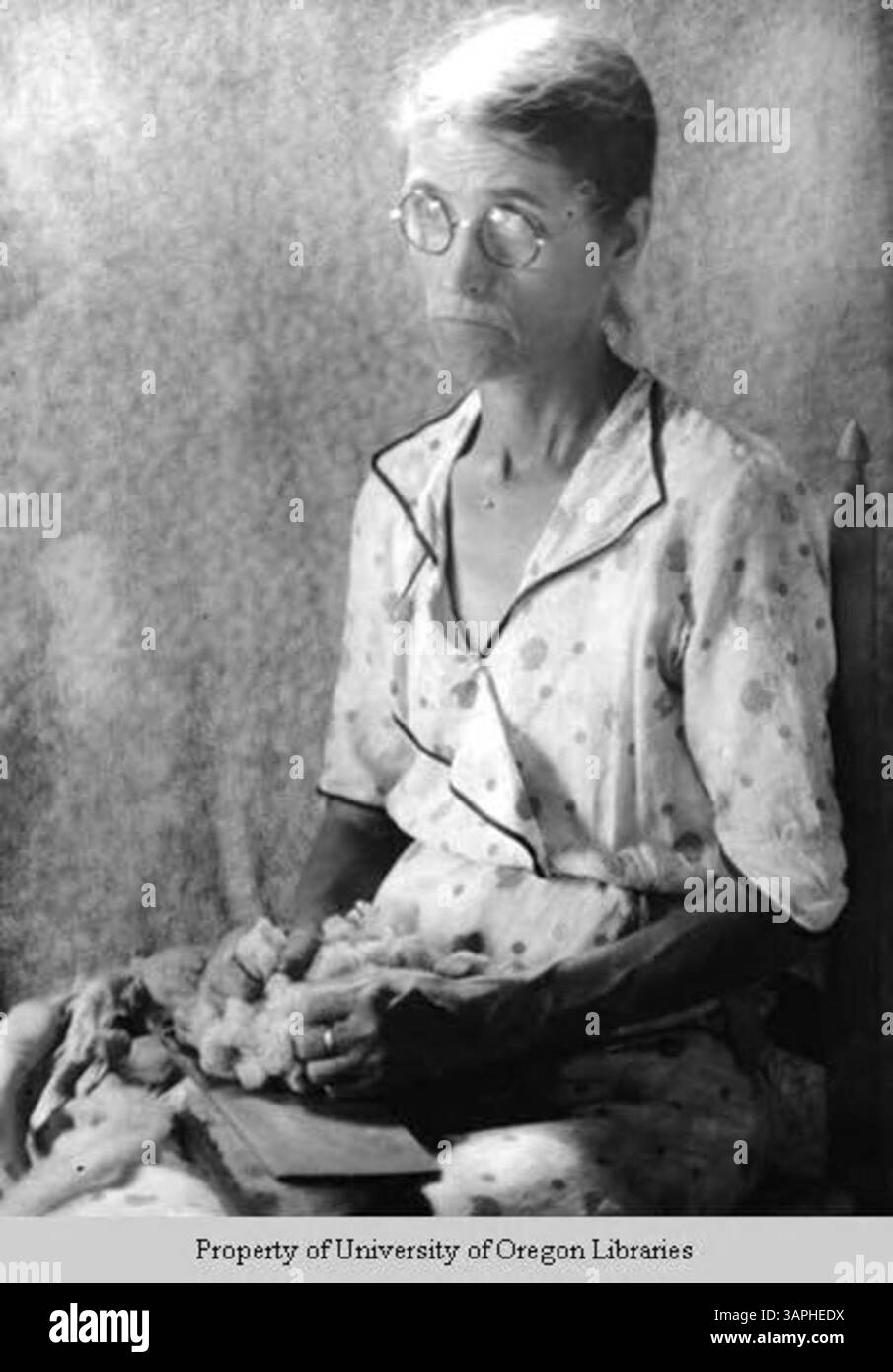 Foto von Molly Moore, einer Spinnerin, die mit Karten und roher Wolle arbeitet, aus der Doris Ulmann-Sammlung der University of Oregon Libraries. Stockfoto